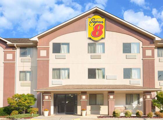 Super 8 by Wyndham Lynchburg VA allows check-in for 18 year-old guests
