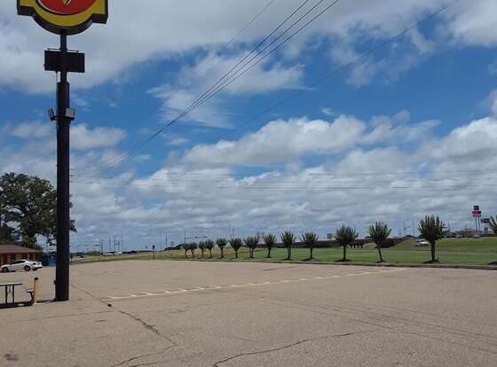 Super 8 by Wyndham Mt. Pleasant TX allows check-in for 18 year-old guests