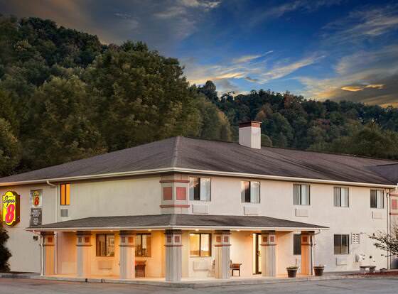 Super 8 by Wyndham Lebanon allows check-in for 18 year-old guests