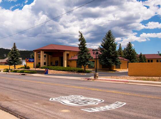 Comfort Inn Near Grand Canyon allows check-in for 18 year-old guests
