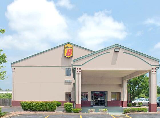 Super 8 by Wyndham Bonne Terre allows check-in for 18 year-old guests
