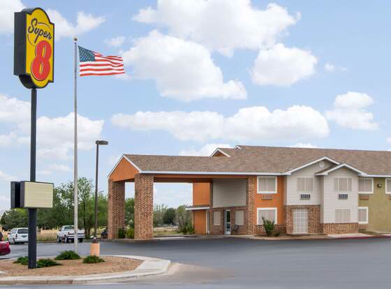 Super 8 by Wyndham Portales allows check-in for 18 year-old guests
