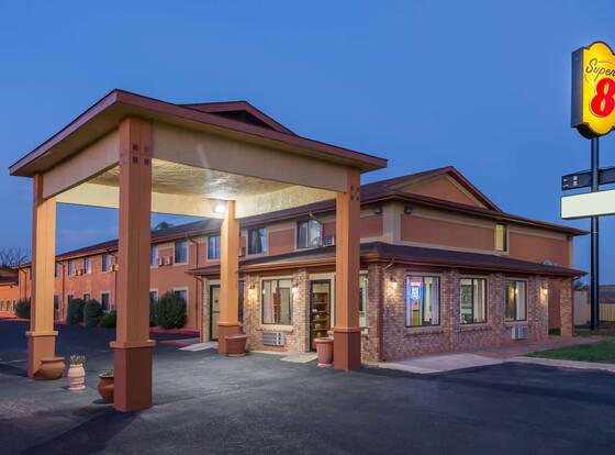 Super 8 by Wyndham Tucumcari allows check-in for 18 year-old guests
