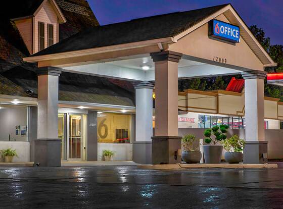 Motel 6 Byron, GA allows check-in for 18 year-old guests