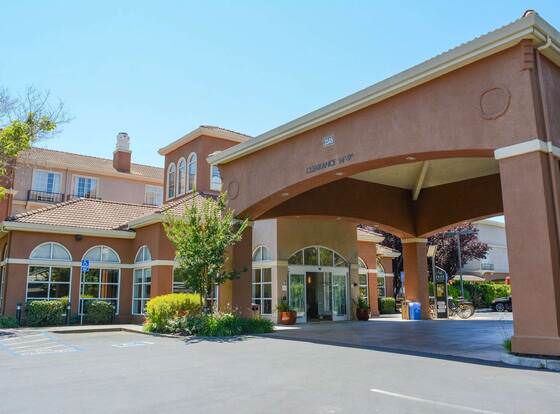 Hilton Garden Inn Napa allows check-in for 18 year-old guests