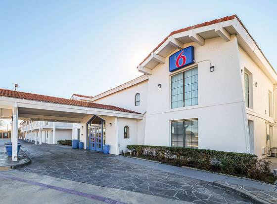 Motel 6 Grand Prairie, TX - Interstate 30 allows check-in for 18 year-old guests