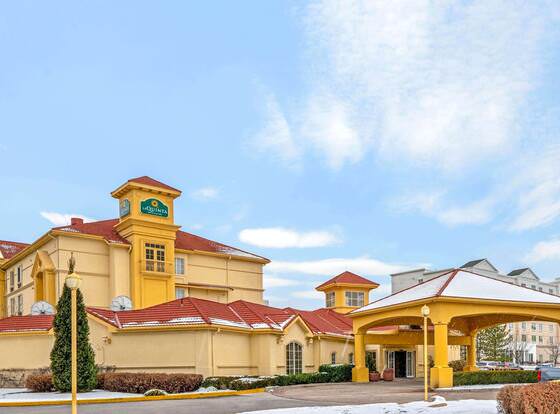 La Quinta Inn & Suites by Wyndham Salt Lake City Airport allows check-in for 18 year-old guests