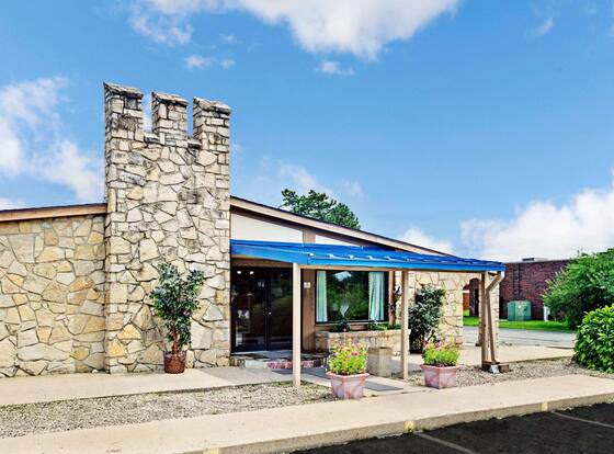 Knights Inn Indianapolis allows check-in for 18 year-old guests