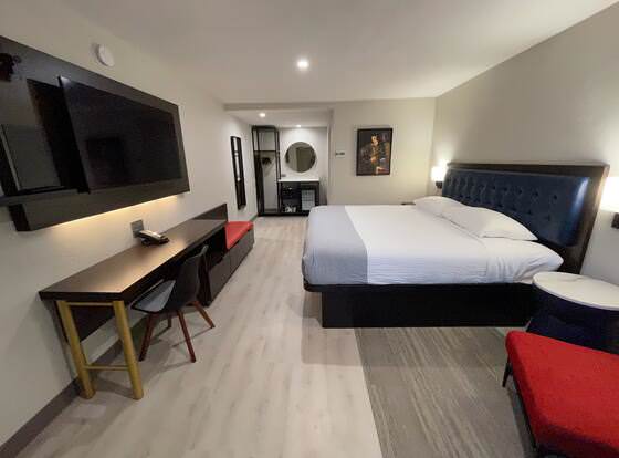 Rodeway Inn St Augustine allows check-in for 18 year-old guests