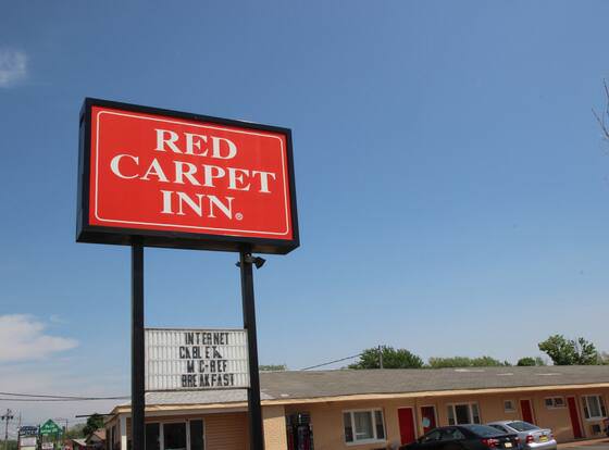 Red Carpet Inn Niagara Falls allows check-in for 18 year-old guests