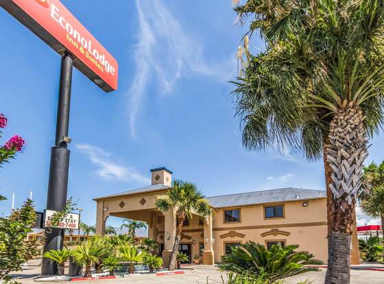 Econo Lodge Inn & Suites Corpus Christi allows check-in for 18 year-old guests