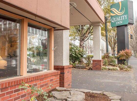 Quality Inn Downtown Convention Center allows check-in for 18 year-old guests