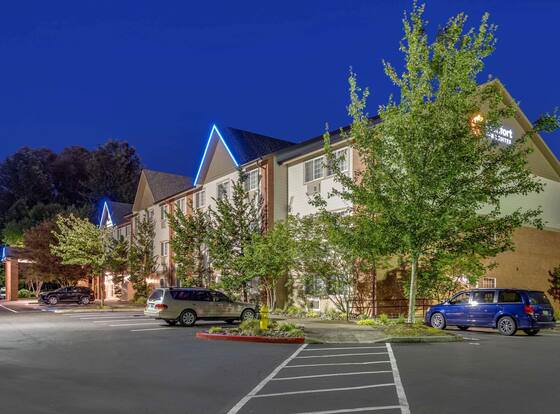 Comfort Inn & Suites Tualatin - Lake Oswego South allows check-in for 18 year-old guests