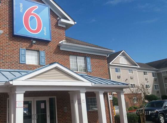 Motel 6 Myrtle Beach, SC allows check-in for 18 year-old guests