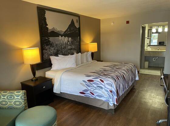 Red Roof Inn Savannah North I-95 – Port Wentworth allows check-in for 18 year-old guests