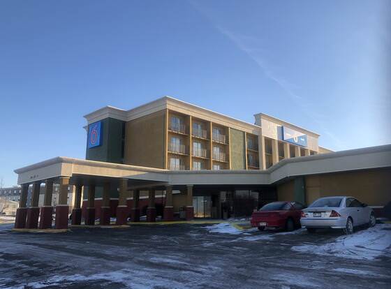 Motel 6 Lincoln, NE - Airport allows check-in for 18 year-old guests