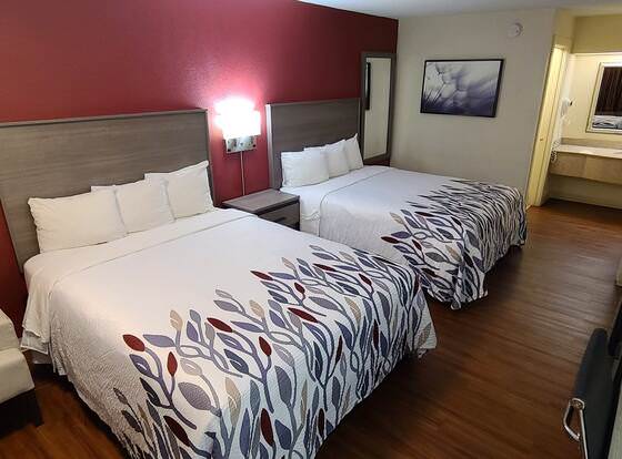 Red Roof Inn & Suites Cornelius - Lake Norman allows check-in for 18 year-old guests