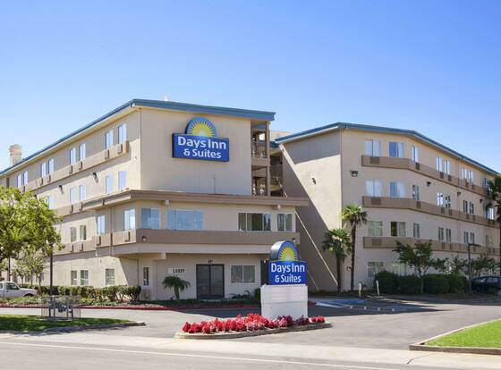 Days Inn & Suites by Wyndham Rancho Cordova allows check-in for 18 year-old guests