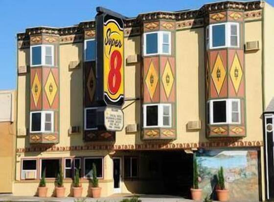 Super 8 by Wyndham San Francisco/Near the Marina allows check-in for 18 year-old guests