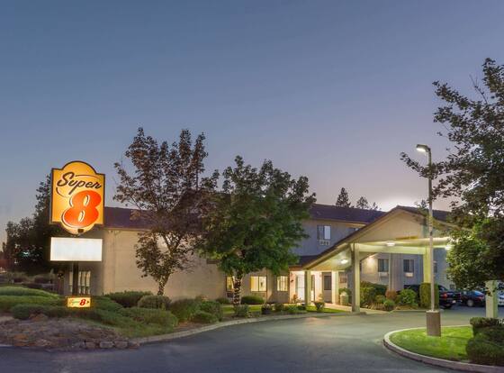 Super 8 by Wyndham Bend allows check-in for 18 year-old guests