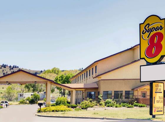 Super 8 by Wyndham Klamath Falls allows check-in for 18 year-old guests