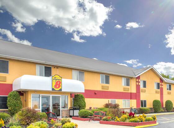 Super 8 by Wyndham Medina allows check-in for 18 year-old guests