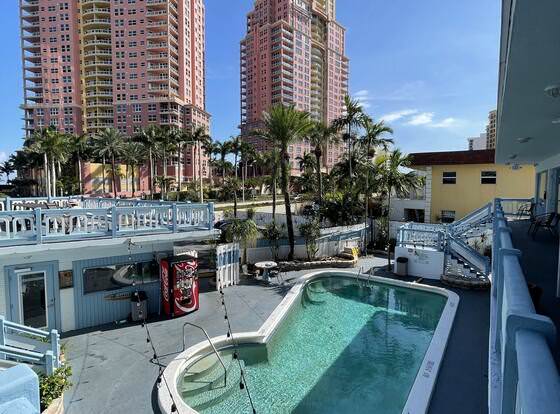 Hotel Motel Lauderdale Inn allows check-in for 18 year-old guests