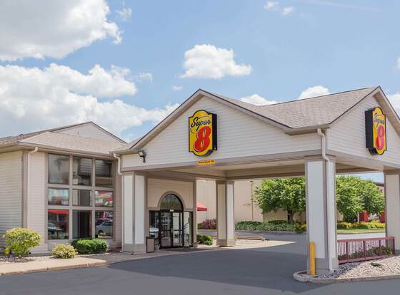 Super 8 by Wyndham Appleton allows check-in for 18 year-old guests