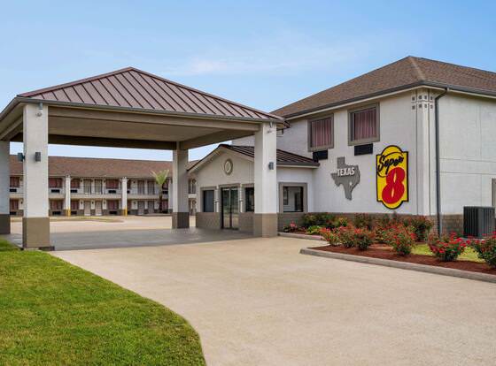 Super 8 by Wyndham Houston/Dtwn/I-610 allows check-in for 18 year-old guests