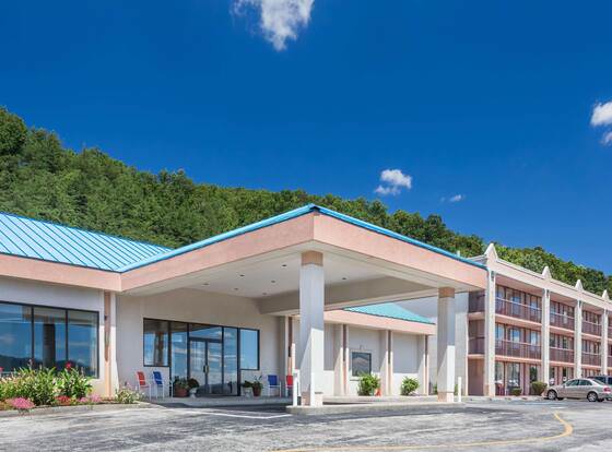 Howard Johnson Hotel & Conference Center by Wyndham Salem allows check-in for 18 year-old guests