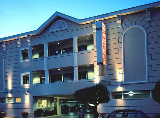 Nob Hill Motor Inn allows check-in for 18 year-old guests