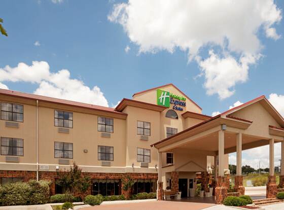 Holiday Inn Express Hotel & Suites Kerrville, an IHG Hotel allows check-in for 18 year-old guests