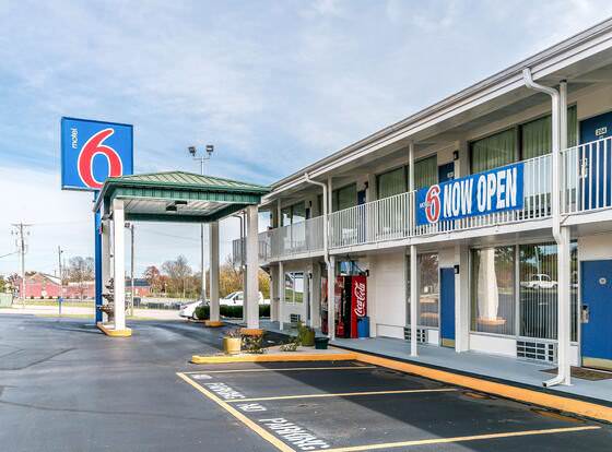 Motel 6 Somerset, KY allows check-in for 18 year-old guests