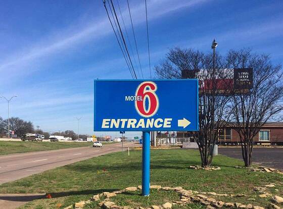 Motel 6 Waco, TX allows check-in for 18 year-old guests