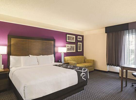 La Quinta Inn & Suites by Wyndham Denver Airport DIA allows check-in for 18 year-old guests