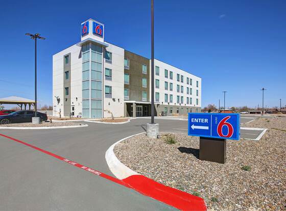 Motel 6 Monahans, TX allows check-in for 18 year-old guests