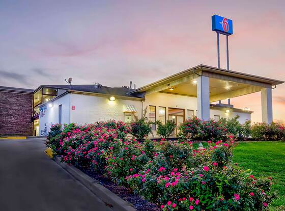 Motel 6 Grand Rivers, KY allows check-in for 18 year-old guests