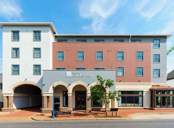 Hilton Garden Inn Annapolis Downtown allows check-in for 18 year-old guests