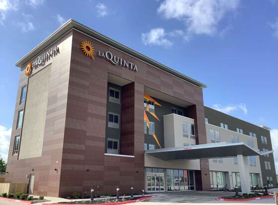 La Quinta Inn & Suites by Wyndham Corpus Christi Southeast allows check-in for 18 year-old guests