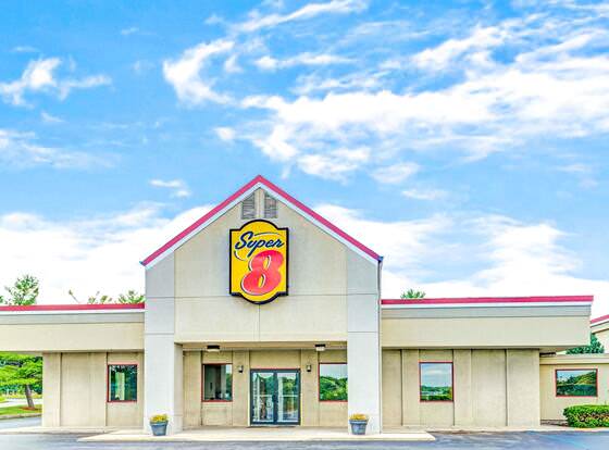 Super 8 by Wyndham Indianapolis South allows check-in for 18 year-old guests