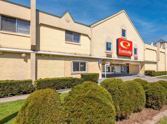 Econo Lodge Cortland allows check-in for 18 year-old guests