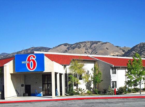 Motel 6 Lebec, CA allows check-in for 18 year-old guests