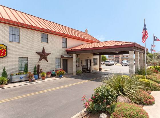Super 8 by Wyndham Fredericksburg allows check-in for 18 year-old guests