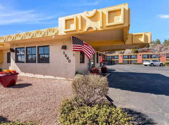 Econo Lodge Flagstaff Route 66 allows check-in for 18 year-old guests