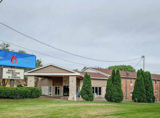 Motel 6 Rockford, IL allows check-in for 18 year-old guests