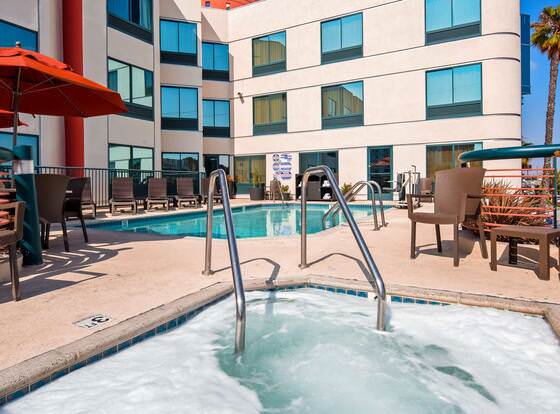 Best Western Plus Suites Hotel - Los Angeles LAX Airport allows check-in for 18 year-old guests