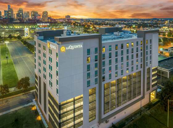 La Quinta Inn & Suites by Wyndham Nashville Downtown / Stadium allows check-in for 18 year-old guests