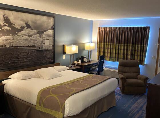 Super 8 by Wyndham Prairie Du Chien allows check-in for 18 year-old guests
