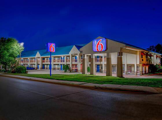 Motel 6 Arlington, TX allows check-in for 18 year-old guests