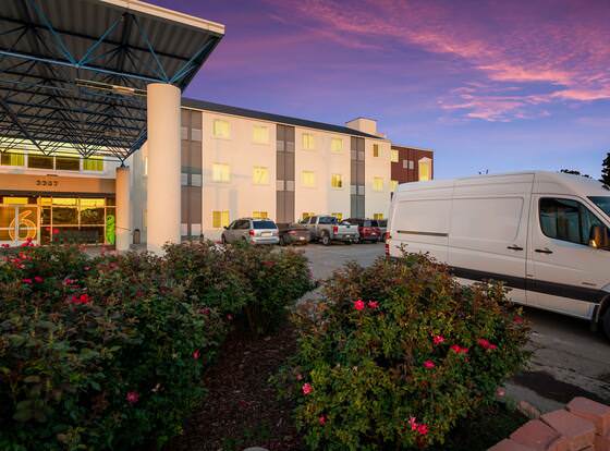 Motel 6 Roswell, NM allows check-in for 18 year-old guests